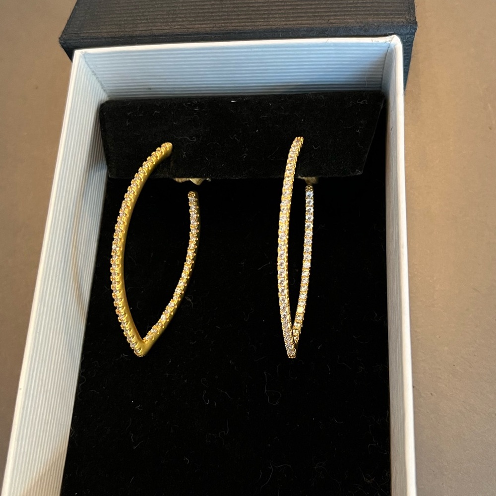 LETRAN gold pointed hoop earrings